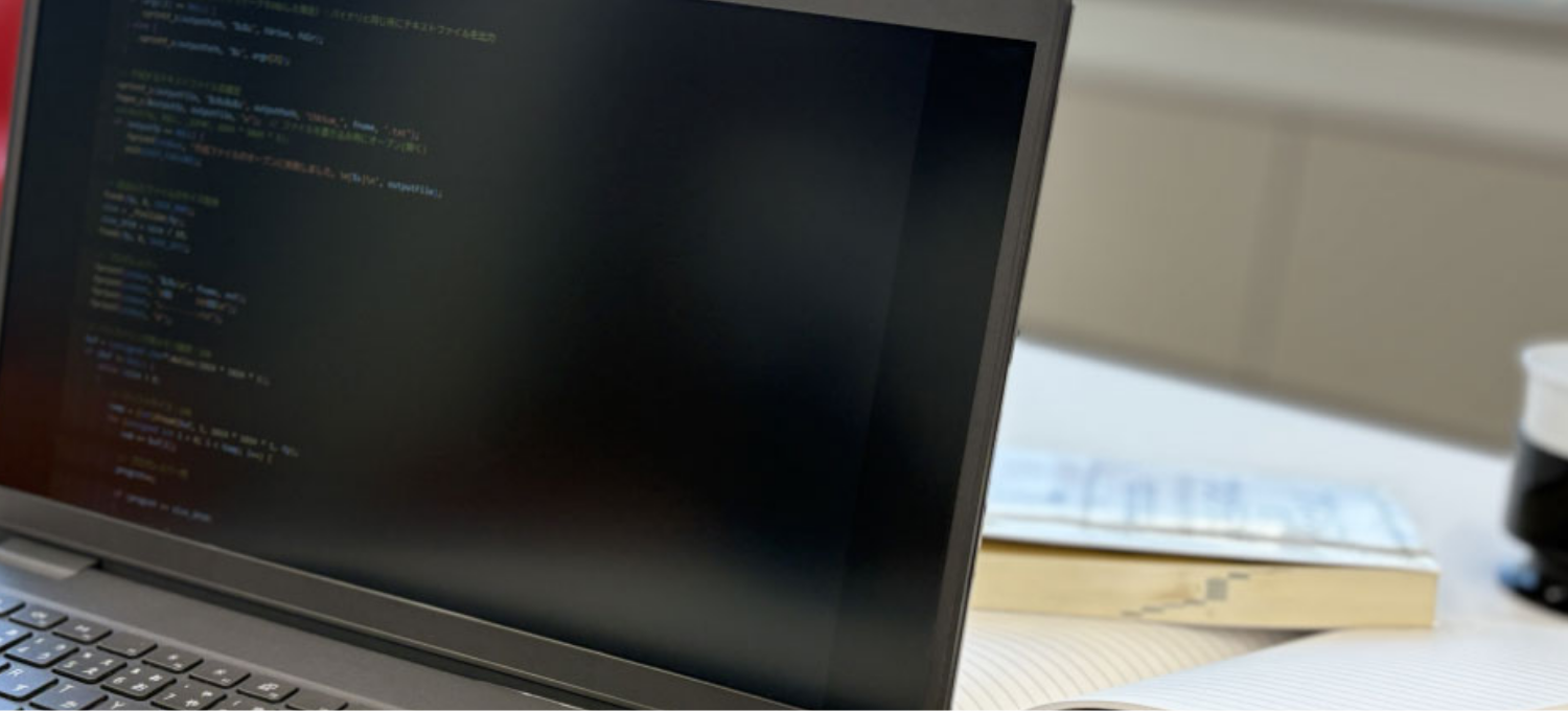 プログラム作業中のノートパソコン
